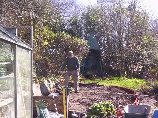 Paul prepares the supports for the tablet.